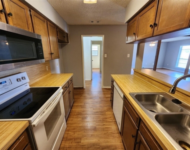 500 Concord Drive - Photo Thumbnail 5