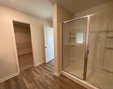 2103 Hialeah Drive - Photo Thumbnail 15