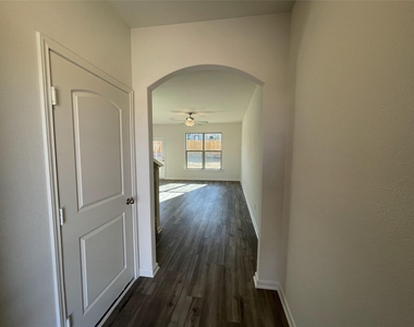 2103 Hialeah Drive - Photo Thumbnail 5