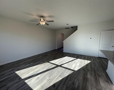 2103 Hialeah Drive - Photo Thumbnail 10