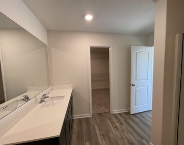 2103 Hialeah Drive - Photo Thumbnail 13