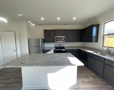 2103 Hialeah Drive - Photo Thumbnail 8