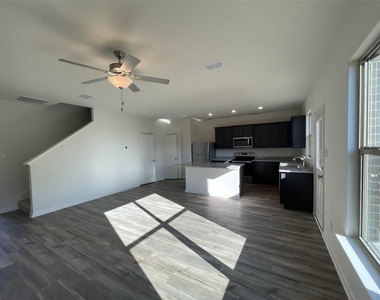 2103 Hialeah Drive - Photo Thumbnail 7