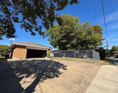 1814 Bardfield Avenue - Photo Thumbnail 3