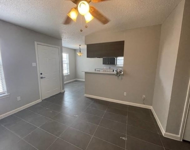 320 N Queens Court N - Photo Thumbnail 3