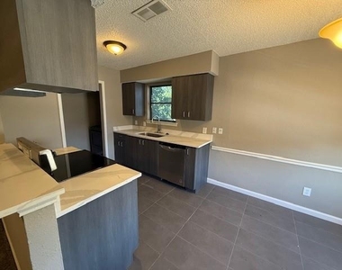 320 N Queens Court N - Photo Thumbnail 5