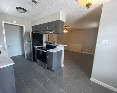 320 N Queens Court N - Photo Thumbnail 1