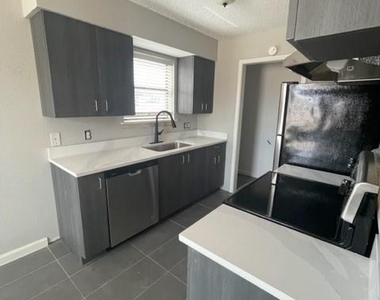320 N Queens Court N - Photo Thumbnail 2