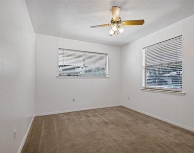 2218 Royal Oaks Drive - Photo Thumbnail 10