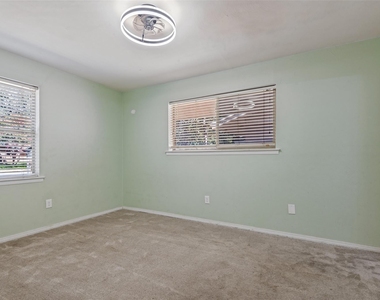 2218 Royal Oaks Drive - Photo Thumbnail 8