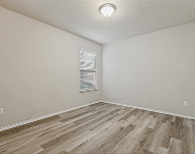 11800 Kurth Drive - Photo Thumbnail 16