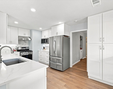 924 Thoreau Lane - Photo Thumbnail 10