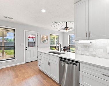 924 Thoreau Lane - Photo Thumbnail 11