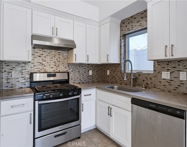18311 Schoolcraft Street - Photo Thumbnail 9