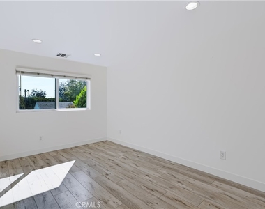 18311 Schoolcraft Street - Photo Thumbnail 19