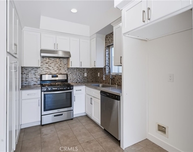 18311 Schoolcraft Street - Photo Thumbnail 8