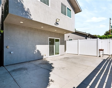 18311 Schoolcraft Street - Photo Thumbnail 3