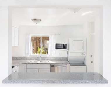 18350 Hatteras Street - Photo Thumbnail 5