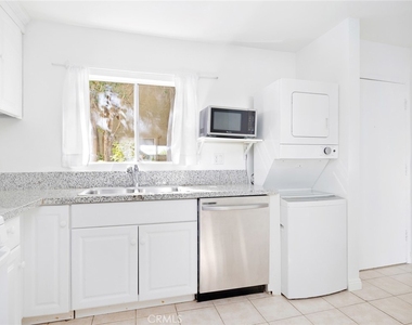 18350 Hatteras Street - Photo Thumbnail 7