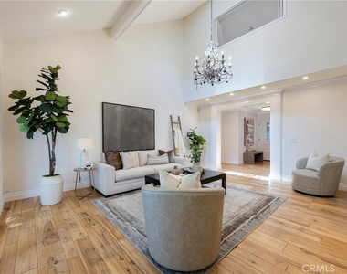 511 S Weymouth Court - Photo Thumbnail 3
