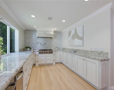 511 S Weymouth Court - Photo Thumbnail 9