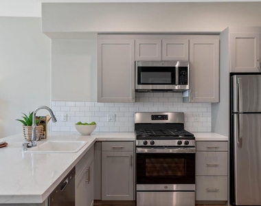 111 N Madison Avenue - Photo Thumbnail 5