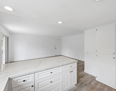155 Rosebay Drive - Photo Thumbnail 5
