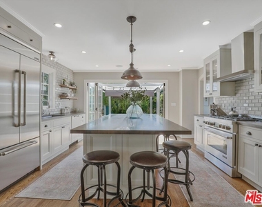 843 N Stanley Avenue - Photo Thumbnail 22