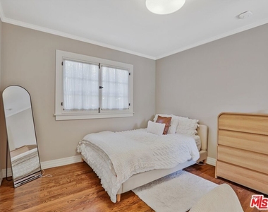 843 N Stanley Avenue - Photo Thumbnail 17