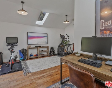 843 N Stanley Avenue - Photo Thumbnail 37