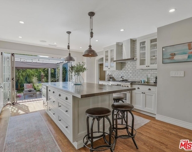 843 N Stanley Avenue - Photo Thumbnail 23