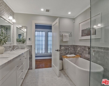 843 N Stanley Avenue - Photo Thumbnail 12