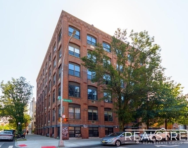 93 Underhill Avenue - Photo Thumbnail 16