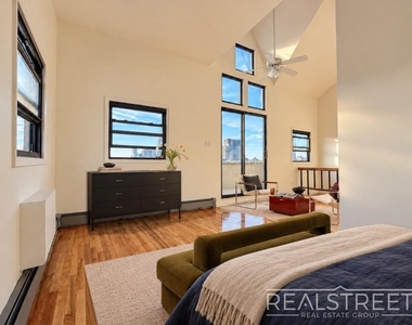 93 Underhill Avenue - Photo Thumbnail 9