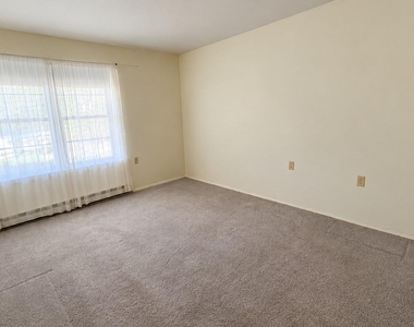 426 Aylesbury Court - Photo Thumbnail 6