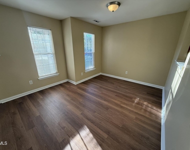 1517 Essexwood Drive - Photo Thumbnail 9