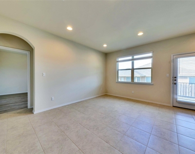 728 Coltrane Dr - Photo Thumbnail 7