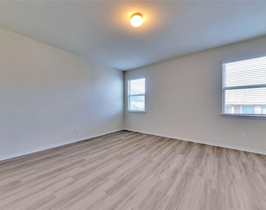 728 Coltrane Dr - Photo Thumbnail 8