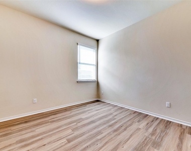 728 Coltrane Dr - Photo Thumbnail 12