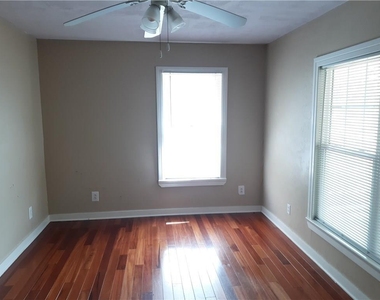 920 E 46th - Photo Thumbnail 14