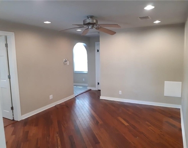 920 E 46th - Photo Thumbnail 4