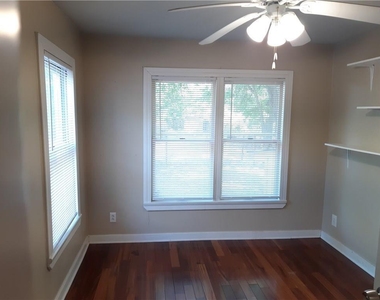 920 E 46th - Photo Thumbnail 5