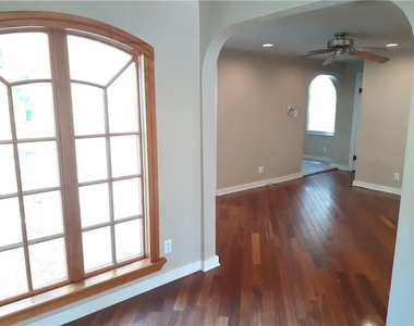 920 E 46th - Photo Thumbnail 3