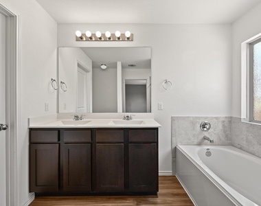 10404 Premier Park St - Photo Thumbnail 14