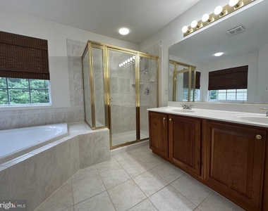 43115 Forest Edge Square - Photo Thumbnail 12