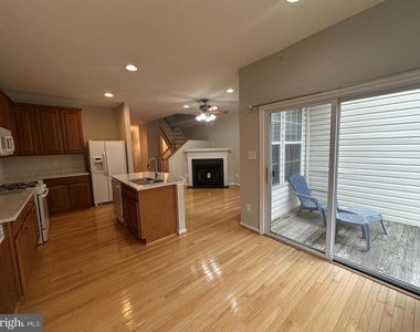 43115 Forest Edge Square - Photo Thumbnail 6