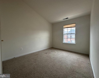 43115 Forest Edge Square - Photo Thumbnail 18