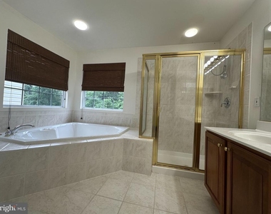 43115 Forest Edge Square - Photo Thumbnail 11