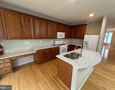 43115 Forest Edge Square - Photo Thumbnail 5