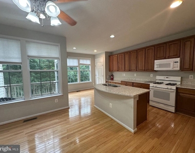 43115 Forest Edge Square - Photo Thumbnail 3